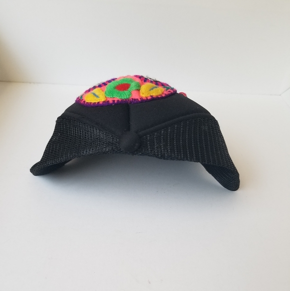 Embroidered hat - Picture 3 of 6